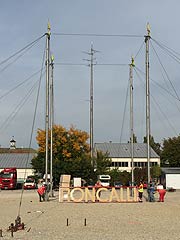 Am 28.09.2017 wurden die Masten des Roncalli Zeltes auf dem Gelände Nähe Leonrodplatz aufgestellt (©Foto: Martin Schmitz)